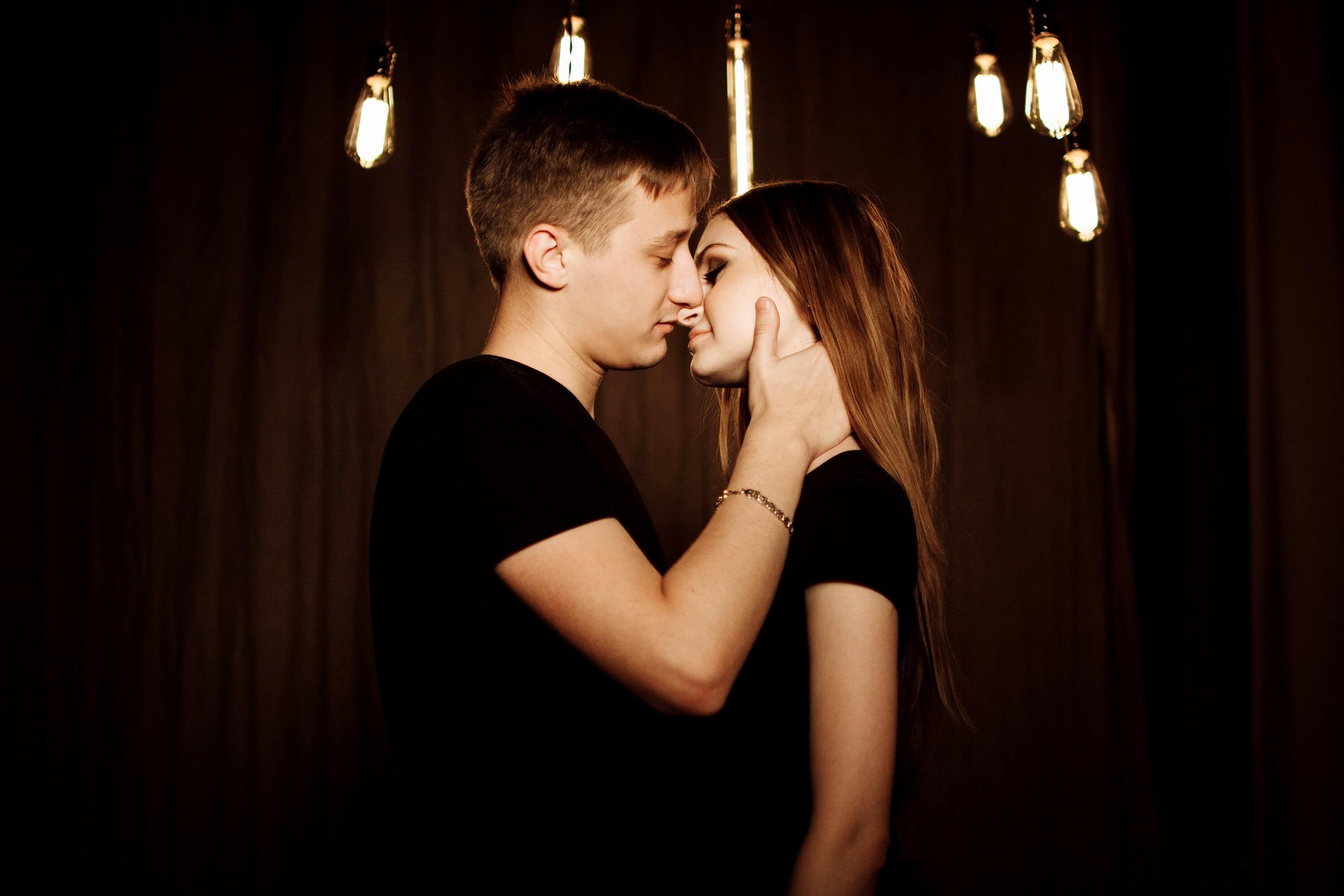 couple kissing